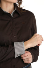 Load image into Gallery viewer, Women's Stretch Tonal Print Button-Down Western Shirt - Brown